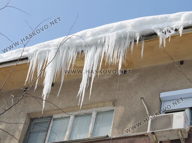 Ангажимент на собственици и наематели на обществени сгради и офиси в Димитровград е премахването на опасните ледени висулки