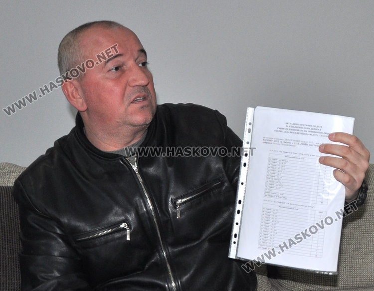 Щерев показва графика за подмяна на контейнерите, който по думите му не се спазва нарочно от "Титан"