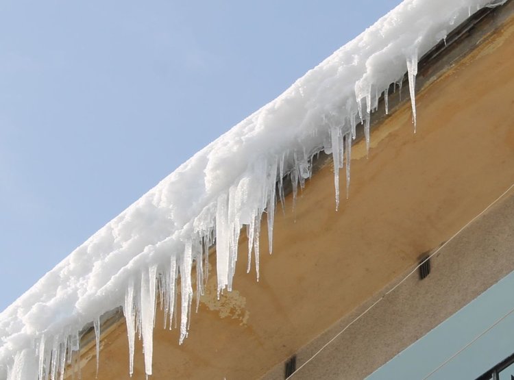 Премахването на опасните ледени висулки - ангажимент на собственици и наематели