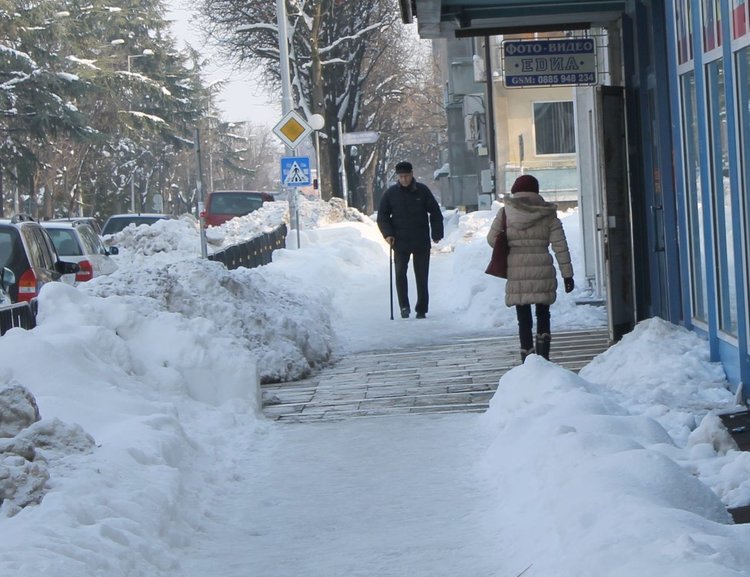 Опасности дебна минувачите по тротоарите