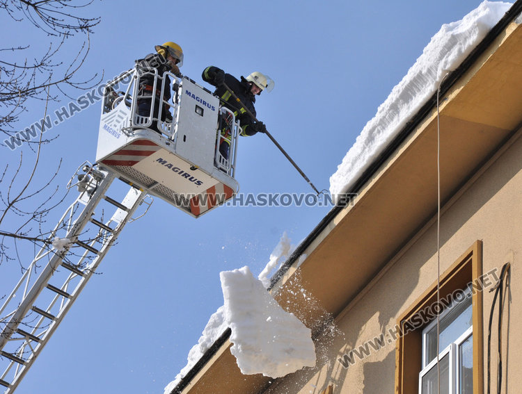 Снежни бомби падат от покрива на съда