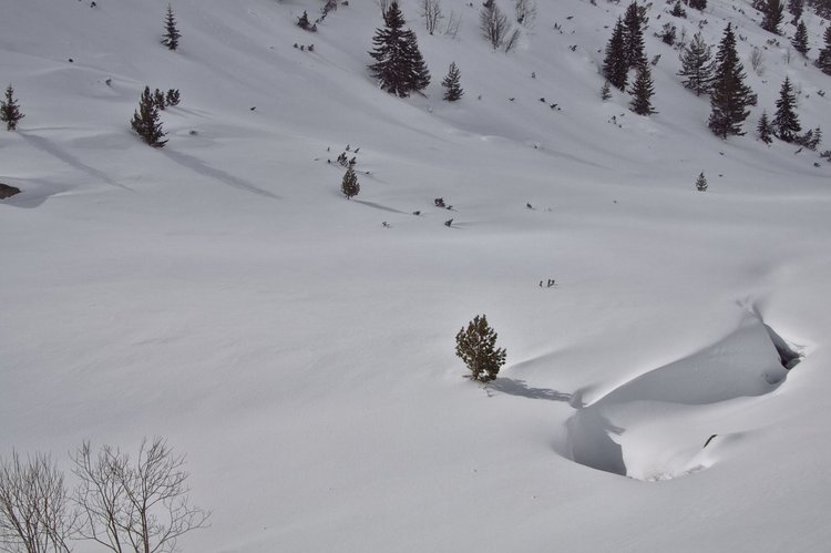 "Туристите", спасени снощи в планината са избягали от болницата в Смолян, мъжът с множество криминални деяния