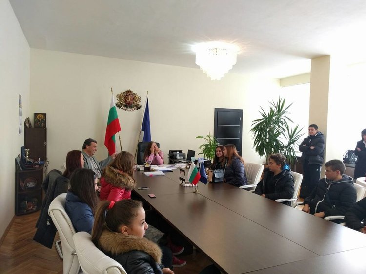 Ученици от ПГТС на среща с областния управител и експерти от Областната управа