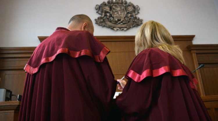 Разследват болничен шеф за фалшива диплома