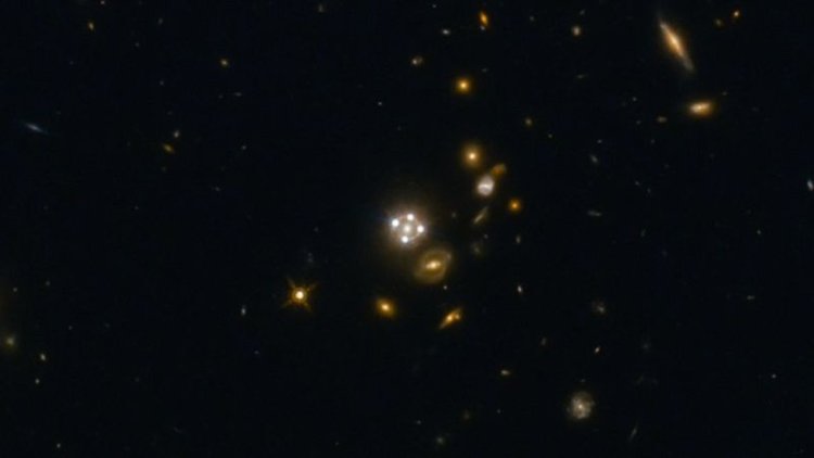 Четворната поява на квазар, светлината от който среща гравитационна леща. Сн.:NASA, ESA, Suyu (Max Planck Institute for Astrophysics), Auger (University of Cambridge)