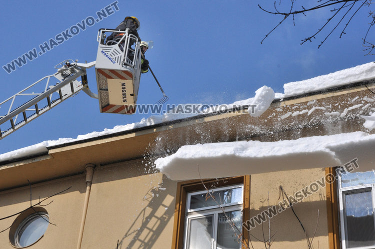 Снежни бомби падат от покрива на съда