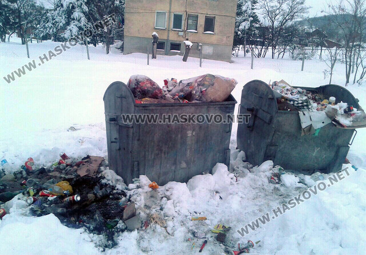 Така изглеждат контейнерите в Маслиново. Снимката е от снощи 