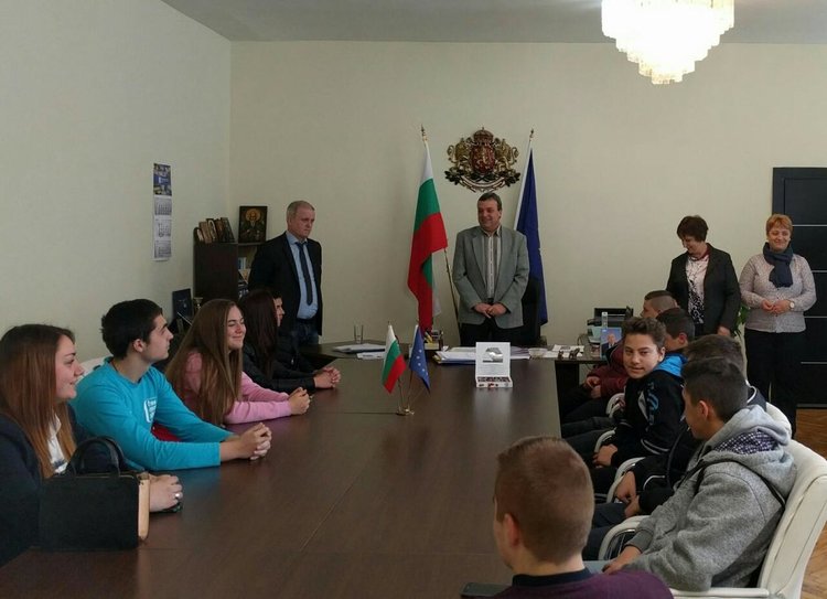 Ученици от ПГТС на среща с областния управител и експерти от Областната управа