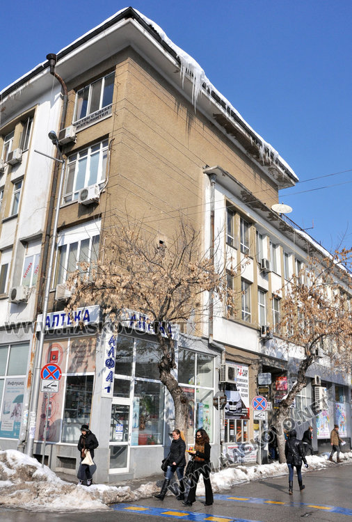 Снежни бомби падат от покрива на съда