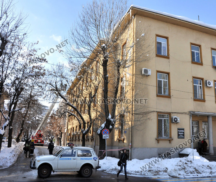 Снежни бомби падат от покрива на съда