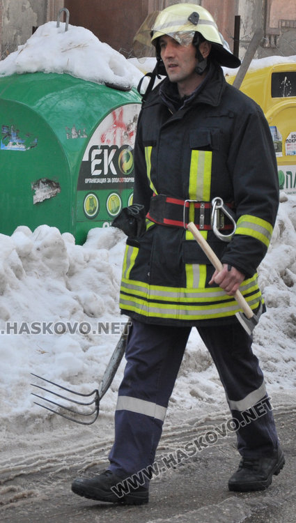 Снежни бомби падат от покрива на съда