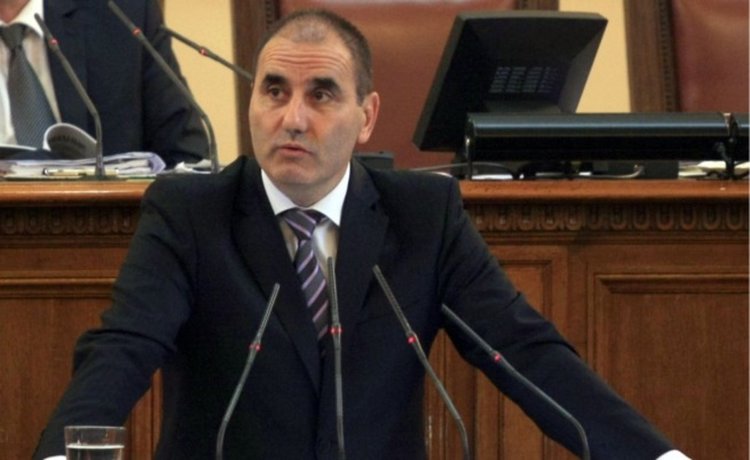 Цветанов тушира напрежението в НС и с букет цветя