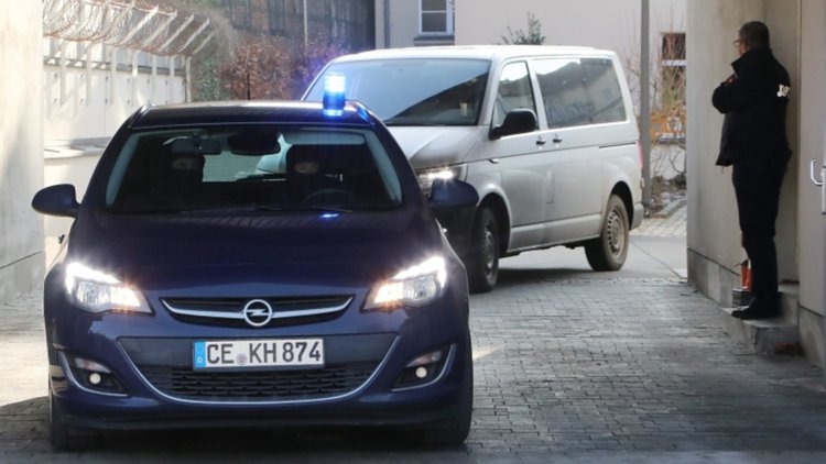 Осъдиха 16-годишна за първата терористична атака на "Ислямска държава" в Германия