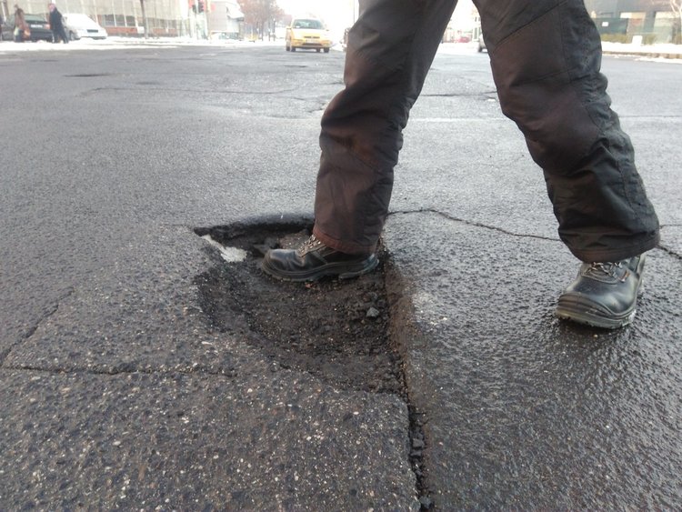 Общината предприема спешни мерки по изкърпването на улиците и ремонт на тротоарите 