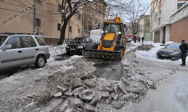 Разбиват и извозват леда от основните квартални улици в Хасково