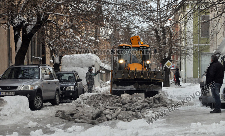 Разбиват и извозват леда от основните квартални улици в Хасково