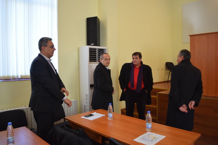 Новите климатици подгряха опозицията