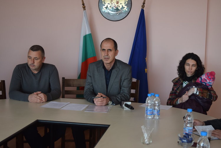 Болни деца в Кърджали получиха 10 000 лева помощ от деца,кампанията под егида на областния управител