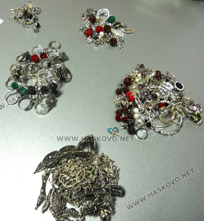 Златни и сребърни накити за 52 бона спипани на Капитан Андреево