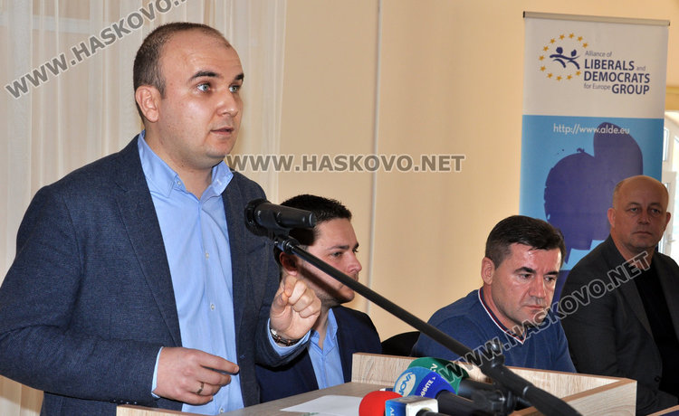 Лидерът на младежите в ДПС ги призова да са по-активни в социалните мрежи за изборите 