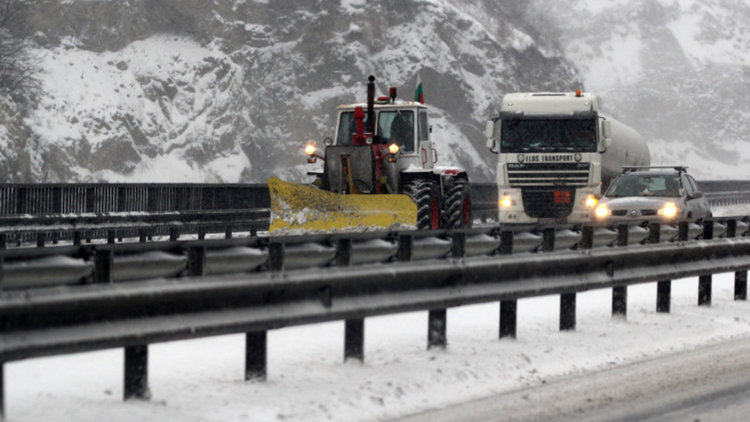Поледици по пътищата, три от проходите са затворени