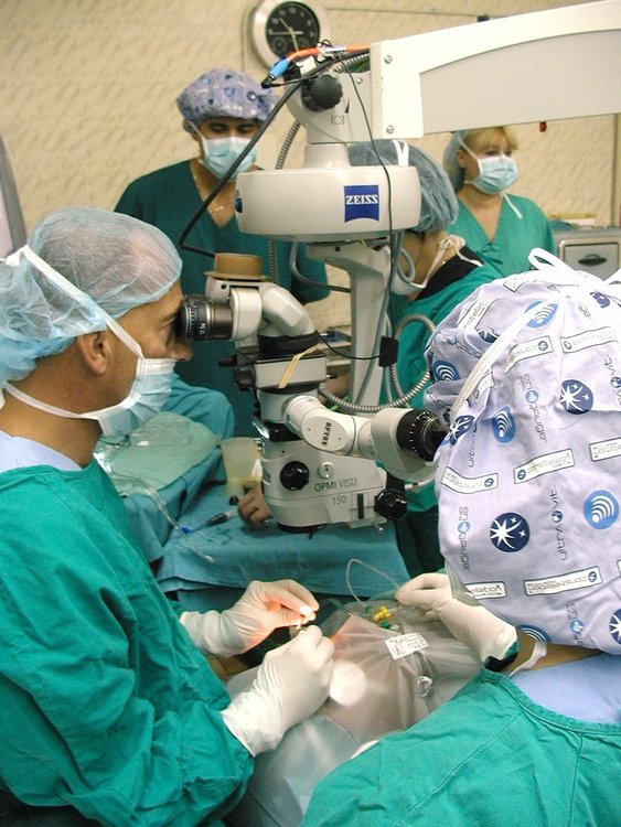 Със сложна операция в УМБАЛ „Свети Георги“ отстраниха сачма от окото на 16-годишен младеж