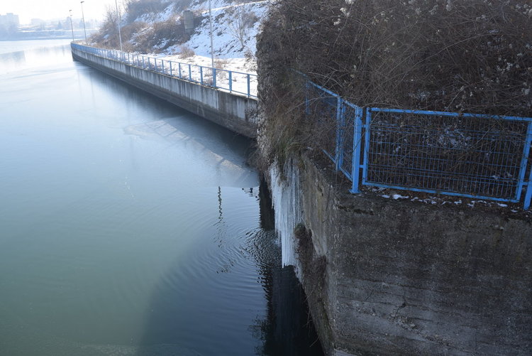 Водното огледало замръзна под Въжения мост,чапловата колония също