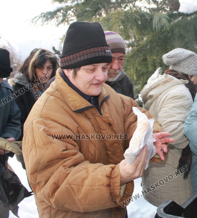 20 бедни и самотни хора получават топла закуска в димитровградската църква