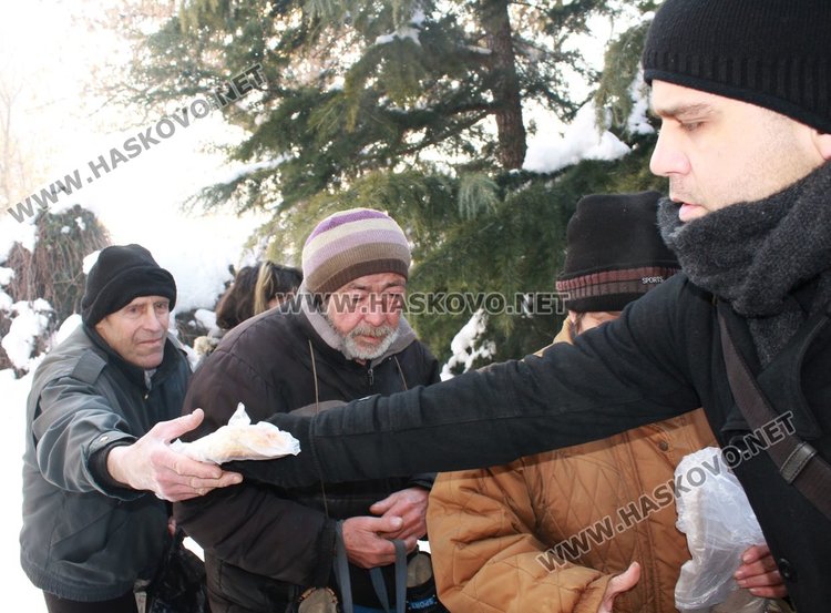 За поредна неделя в храм "Св.Димитър"  на бул."Раковски" се раздаваха банички и топъл чай на нуждаещи се от Димитровград