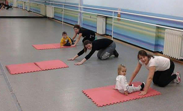 Майки танцуват с бебетата си в Младежкия център