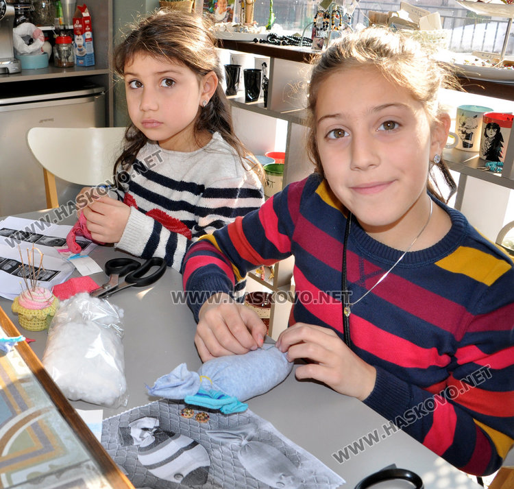 Работилничка за кукли от чорапчета бори Барби, учи децата на  индивидуалност