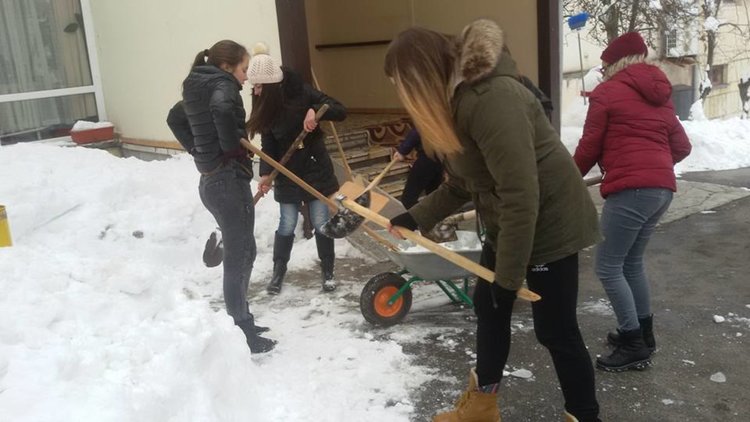 Младежи доброволци чистиха снега пред Старческия дом
