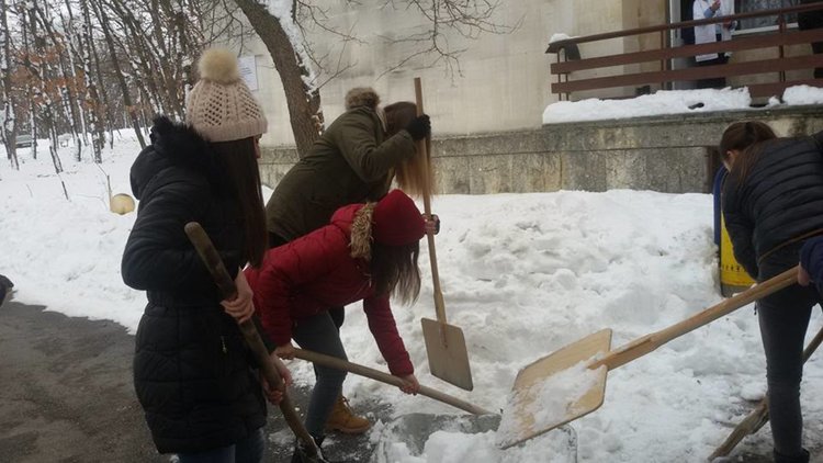 Младежи доброволци чистиха снега пред Старческия дом