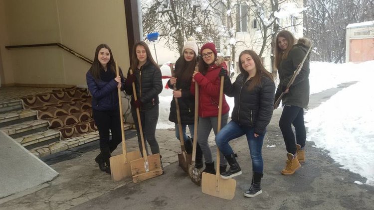 Младежи доброволци чистиха снега пред Старческия дом