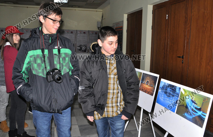 Парад на светлината слага началото на Месеца на фотографията в Младежкия център