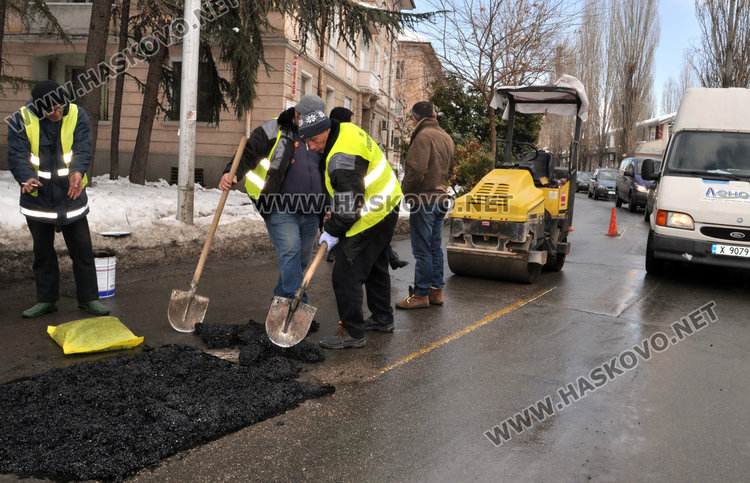 Кърпят дупките по улиците в Хасково с 4 тона студен асфалт