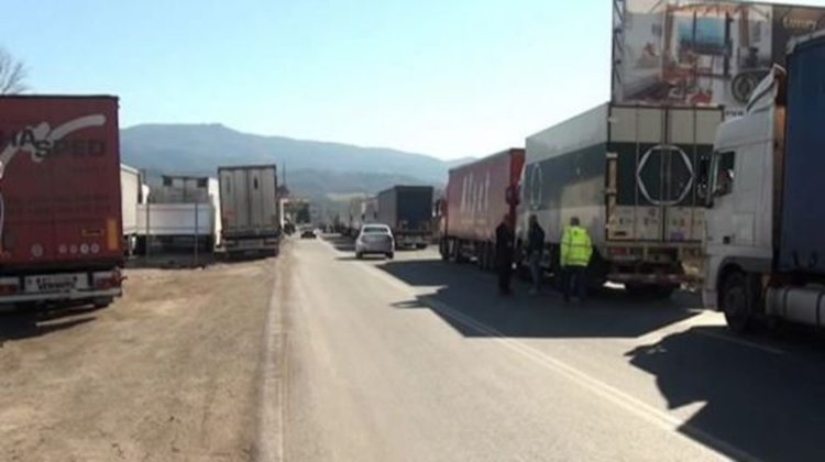 Гръцките фермери в сблъсък с полицията, спряха колите на Кулата