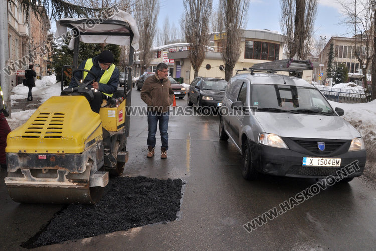 Кърпят дупките по улиците в Хасково с 4 тона студен асфалт