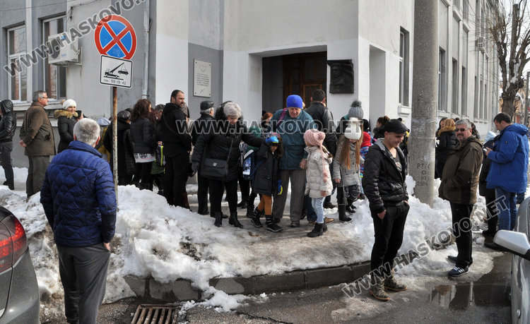 Пукнаха главата на второкласник със снежна топка, шият го в болницата