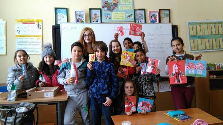 Ученици от Градина направиха мартеници за връстници по света