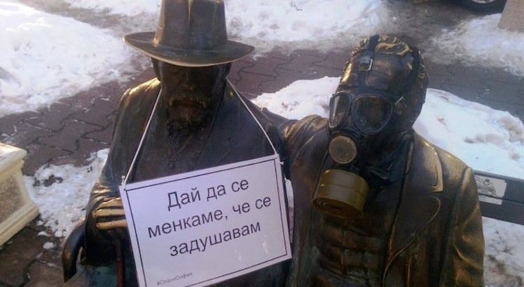 Столични паметници осъмнаха с противогази 