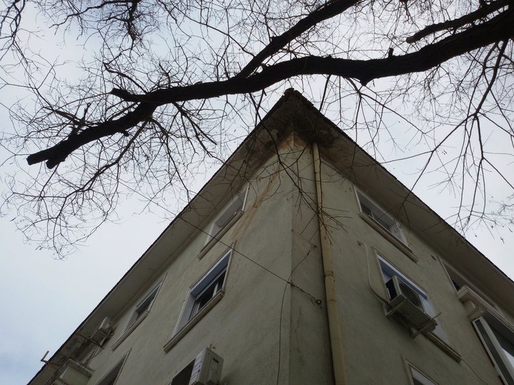 Стряха поддаде под тежестта на ледени висулки,собствениците безпомощни