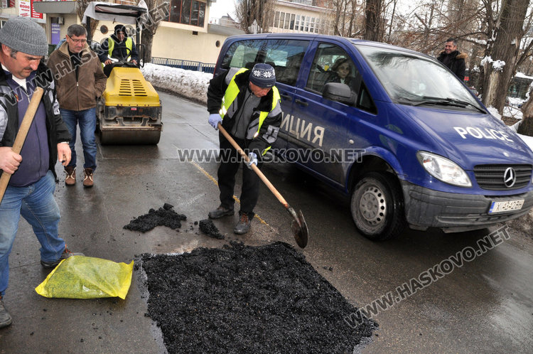 Кърпят дупките по улиците в Хасково с 4 тона студен асфалт