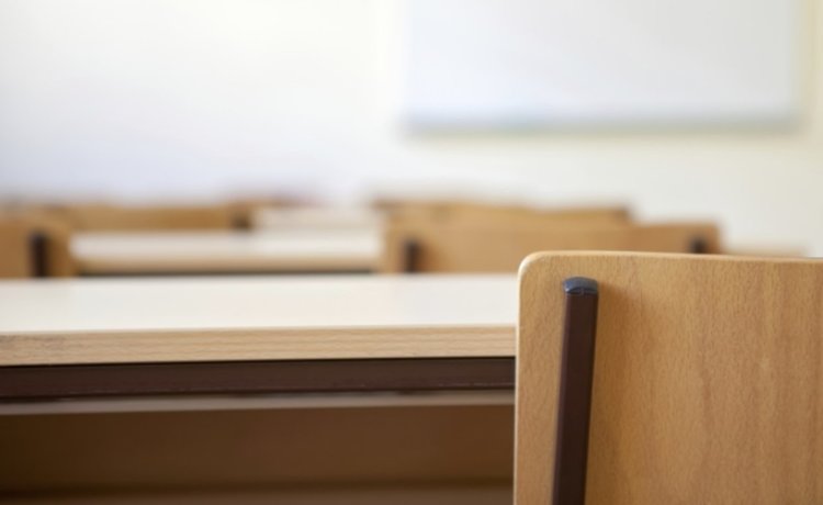 Майка и син пребиха 14-годишен ученик в клас