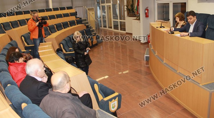 В зала "Гросето" се проведе обществено обсъждане за теглене на нов кредит, погасяващ задължения