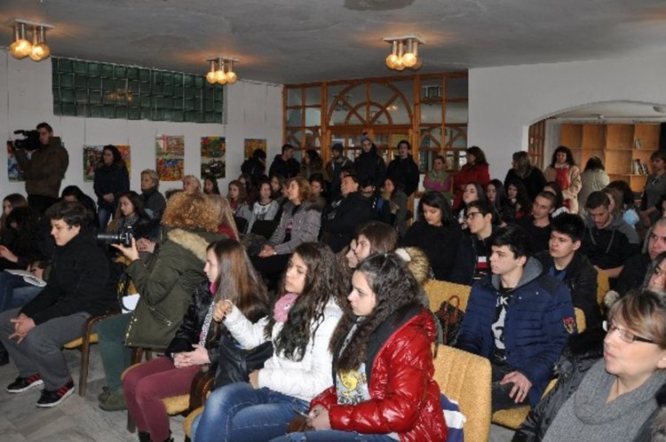 Журналистът Весела Тотева представи книгата си „Падение и спасение. Изповедта на една хероинова наркоманка.“