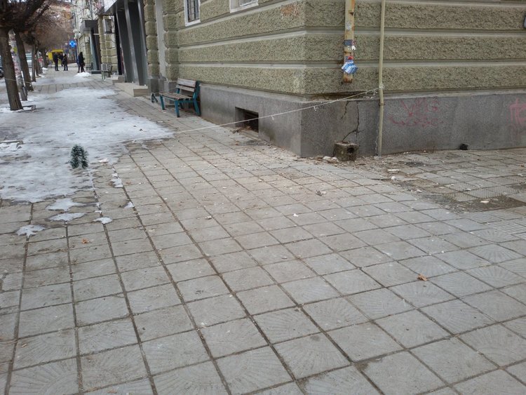 Стряха поддаде под тежестта на ледени висулки,собствениците безпомощни