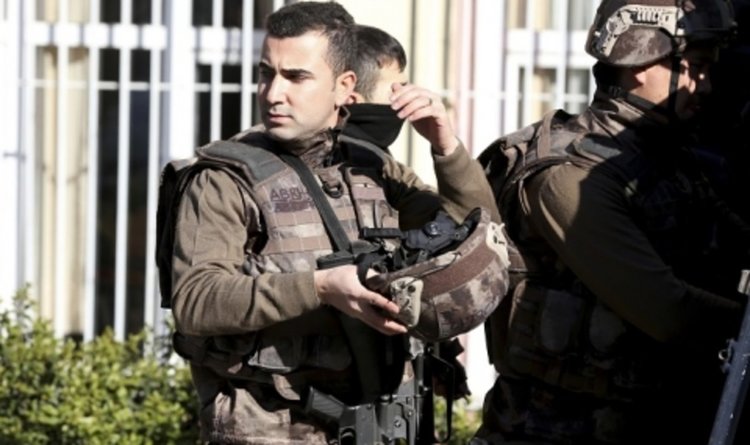 Въоръжен се барикадира в болница в Истанбул (обновена)