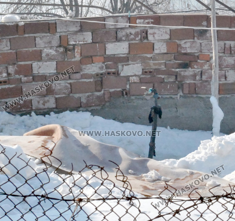 Режат незаконните чешми в „Република“, текат денонощно