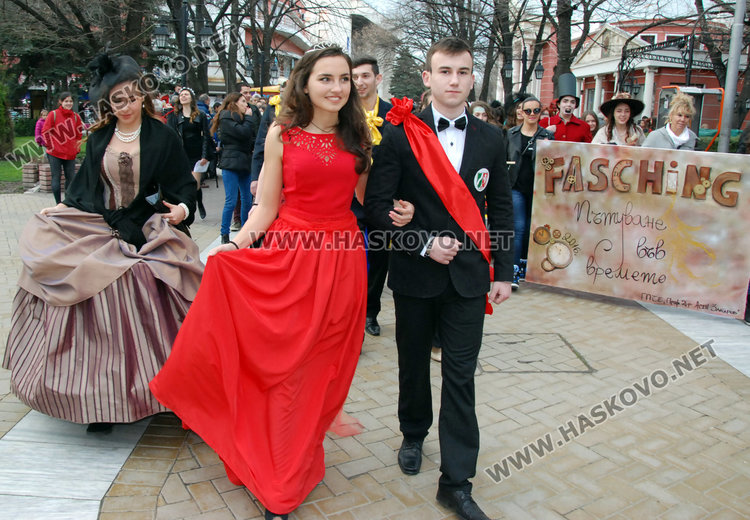 Ученици от Езиковата се обличат като холивудски звезди за фашинга